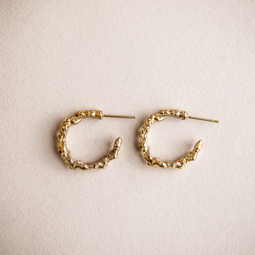 18ct yellow gold textured loop earrings
