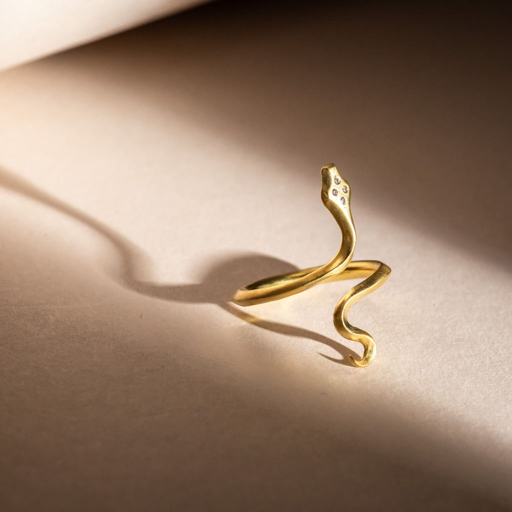 Simple diamond gold snake ring