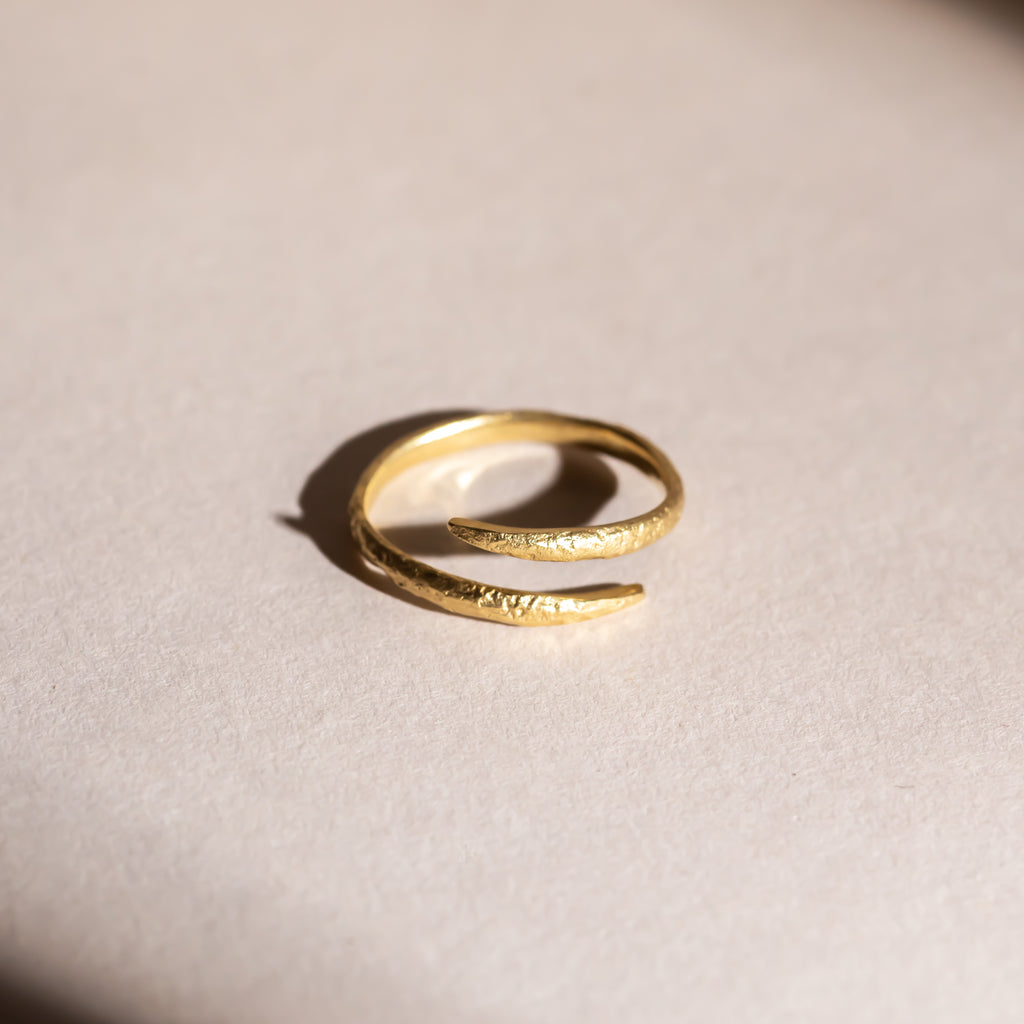 18ct yellow gold textured band