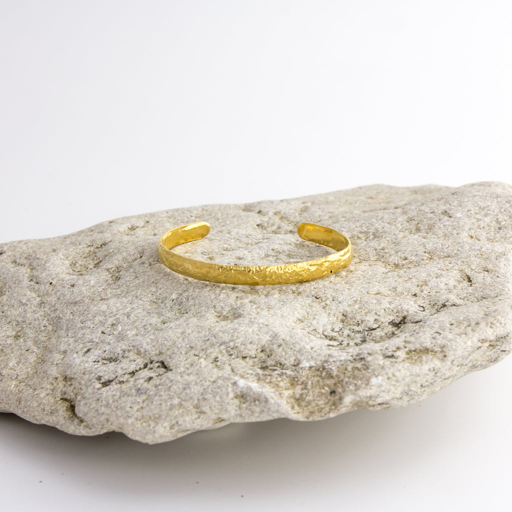 Textured 18ct Fairtrade yellow gold simple bangle